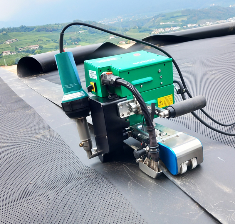 瑞士BAK熱楔式土工膜焊接機ComOn3進行現場施工