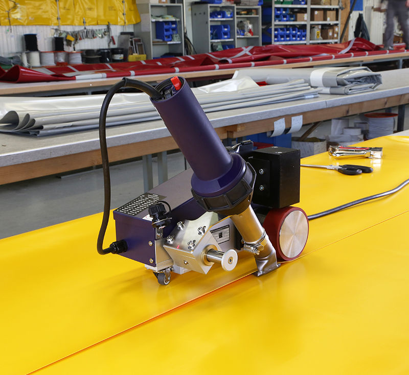 國(guó)產(chǎn)膜材自動(dòng)焊接機(jī)應(yīng)用于廣告篷布拼接制作